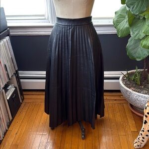Lulu’s Faux Leather Accordion Midi Black Pleated Skirt - Large
